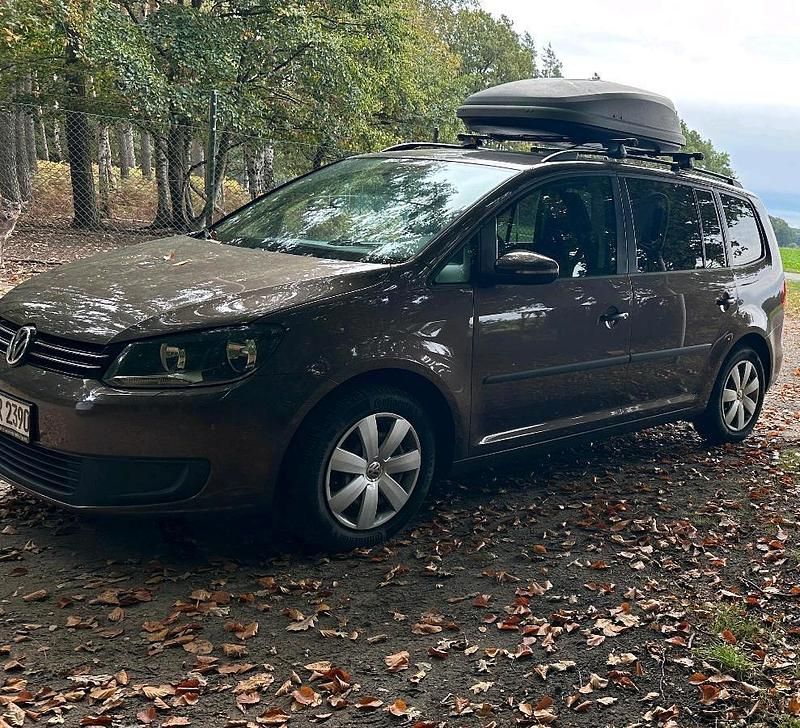 Braun Gebraucht 2010 VW Touran Van / Kleinbus | 6.999 € (Etwas zu teuer) - Bild 1/4
