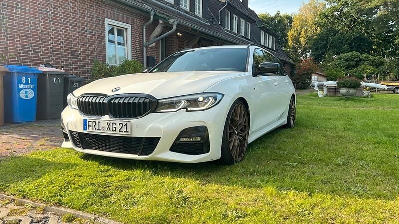 Weiß Gebraucht 2019 BMW 320 Comfort Edition Kombi | 26.800 € (Teuer) - Bild 1/4