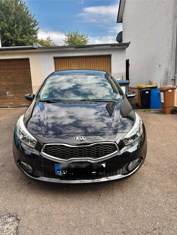 Schwarz Gebraucht 2014 Kia Ceed Limousine | 5.450 € (Superpreis) - Bild 1/4