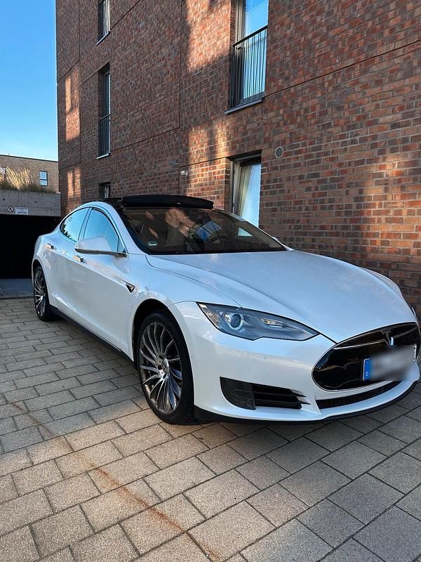 Weiß Gebraucht 2015 Tesla Model S Kleinwagen | 19.997 € (Teuer) - Bild 1/4