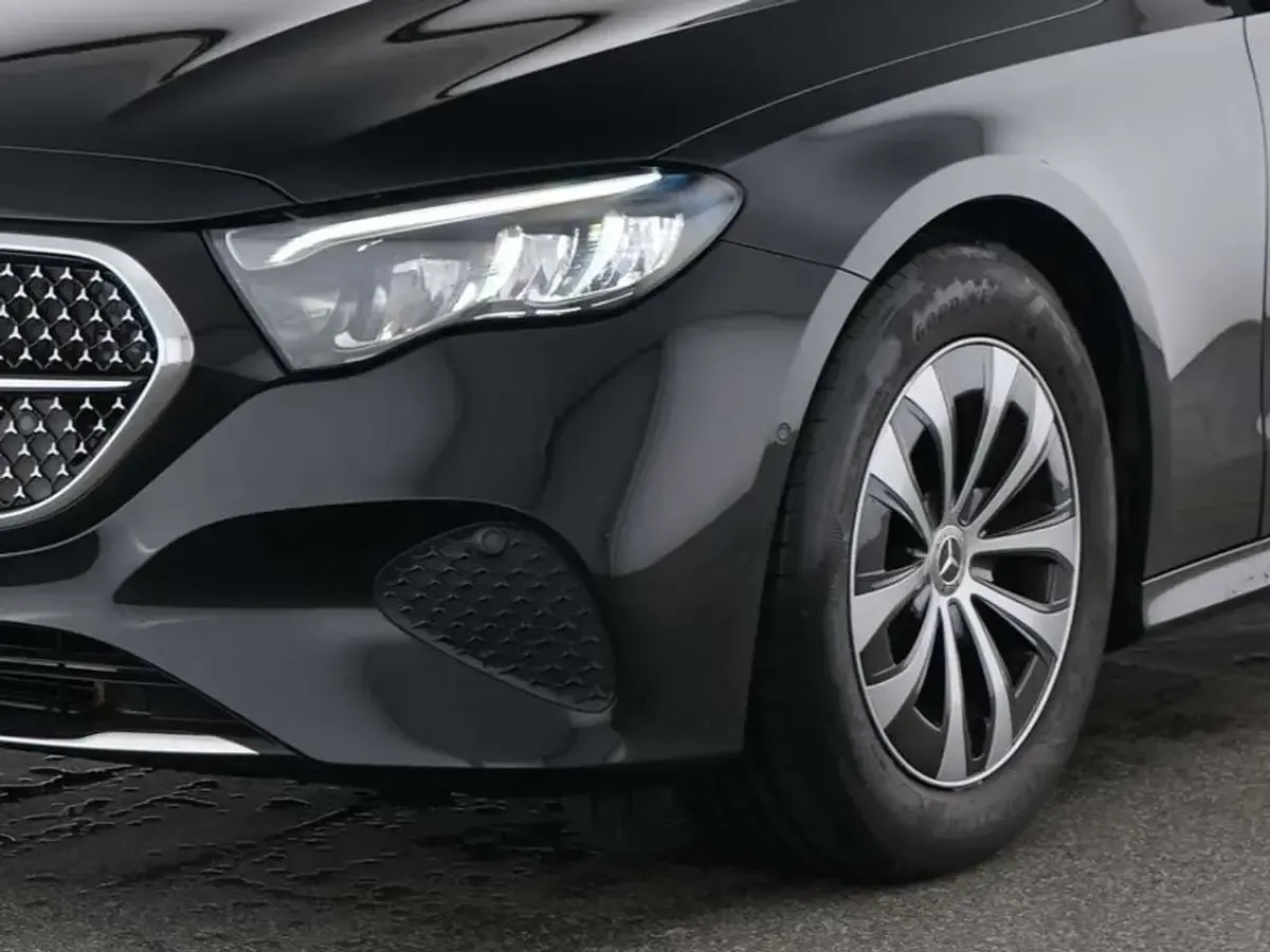 Second-hand Mercedes E220 Advanced 197 CP (144 kW) 2025 Negru Berlinǎ