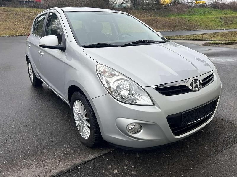 Gebraucht Hyundai i20 Edition 77 PS (56 kW) 2012 Grau Kleinwagen
