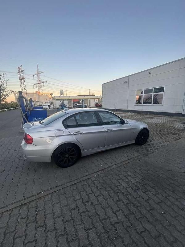 Gebraucht BMW 320 163 PS (119 kW) 2007 Grau Limousine