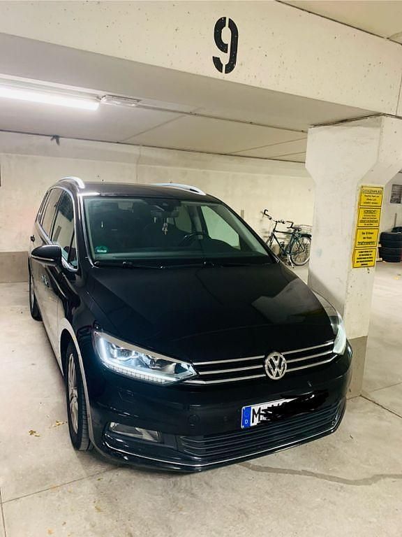 Schwarz Gebraucht 2017 VW Touran Highline Van / Kleinbus | 16.900 € (Fairer Preis) - Bild 1/4