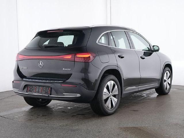 Schwarz kosmosschwarz metallic Gebraucht 2024 Mercedes EQA300 Progressive SUV | 33.490 € (Guter Preis) - Bild 1/4