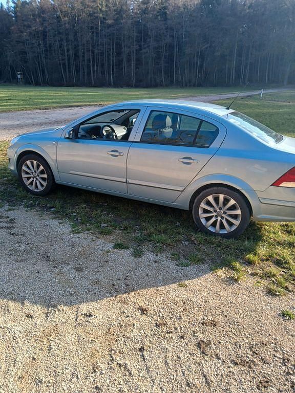 Gebraucht Opel Astra Edition 116 PS (85 kW) 2010 Blau Limousine