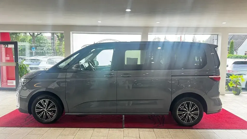 Gebraucht VW Multivan 150 PS (110 kW) 2023 Pure grey Van / Kleinbus