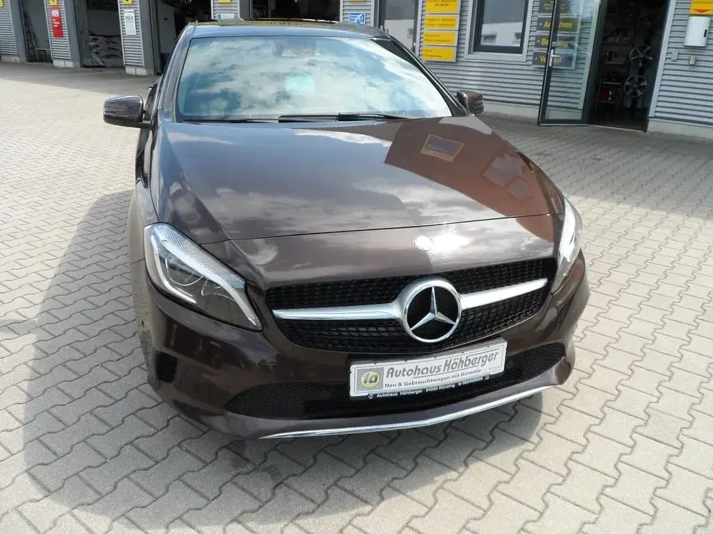 Gebraucht Mercedes A180 Urban 122 PS (89 kW) 2017 Braun Kleinwagen