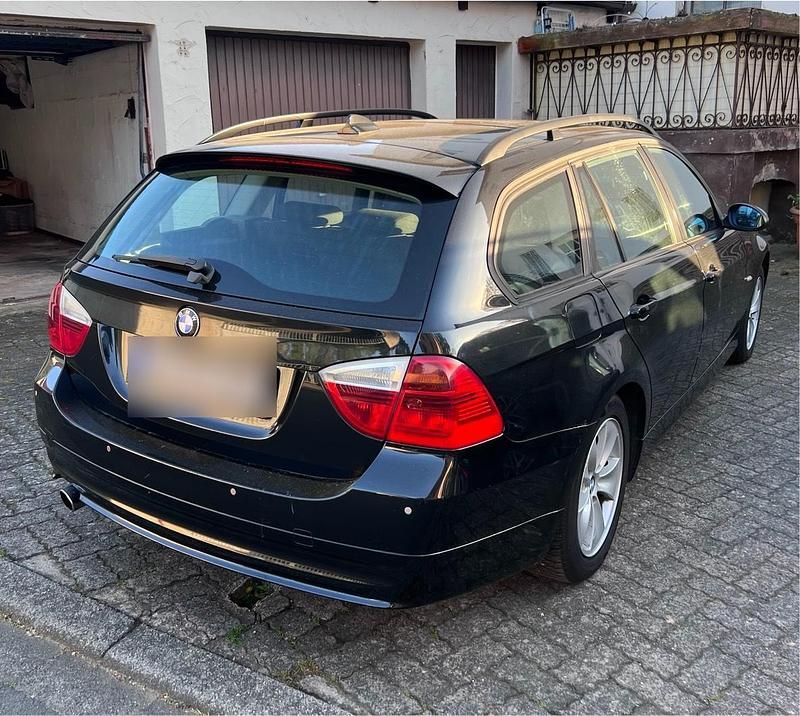 Gebraucht BMW 318 129 PS (94 kW) 2007 Schwarz Kombi