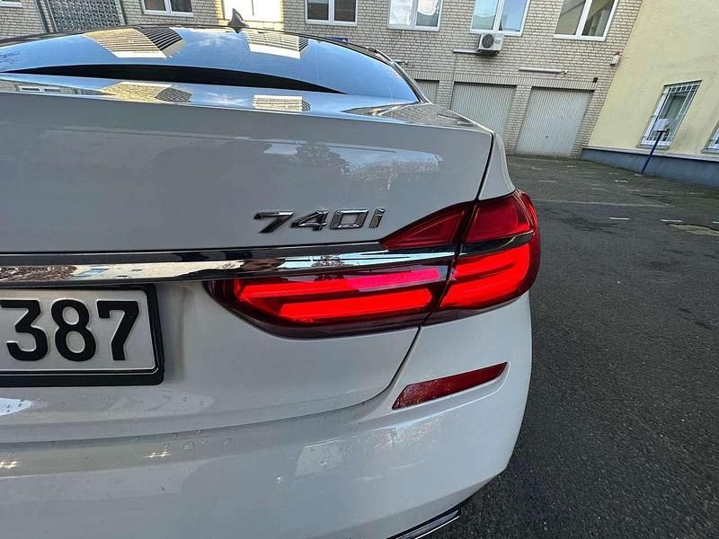 Gebraucht BMW 740 326 PS (239 kW) 2019 Weiß Limousine