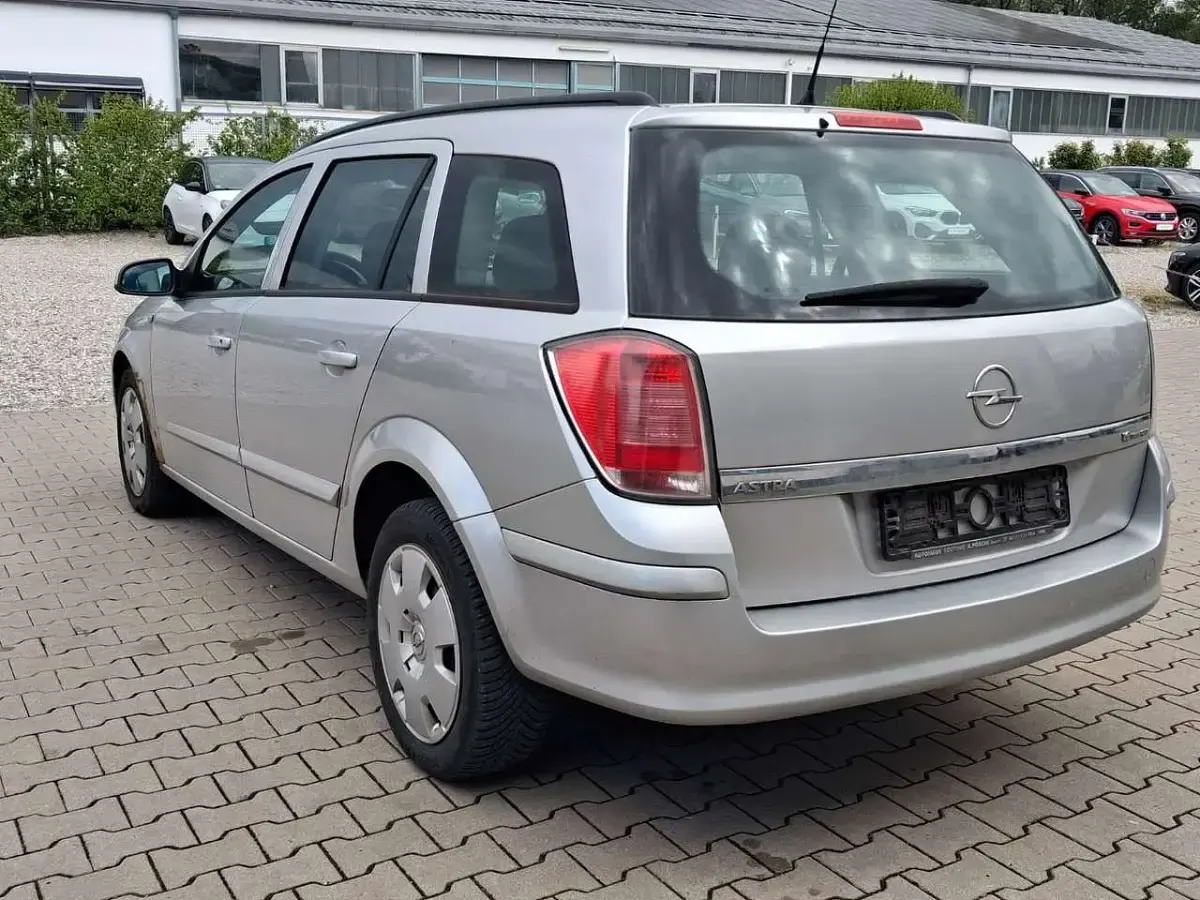 Usata Opel Astra Edition 105 CV (77 kW) 2006 Argento Station wagon