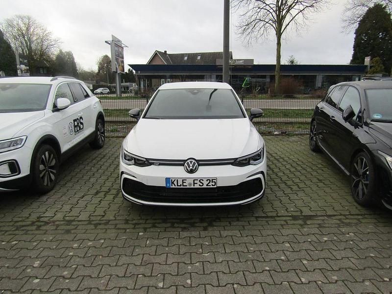 Weiß Gebraucht 2024 VW Golf VIII R-line Limousine | 27.850 € (Superpreis) - Bild 1/4
