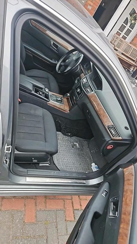 Silber Gebraucht 2011 Mercedes E200 Limousine | 7.300 € - Bild 1/4