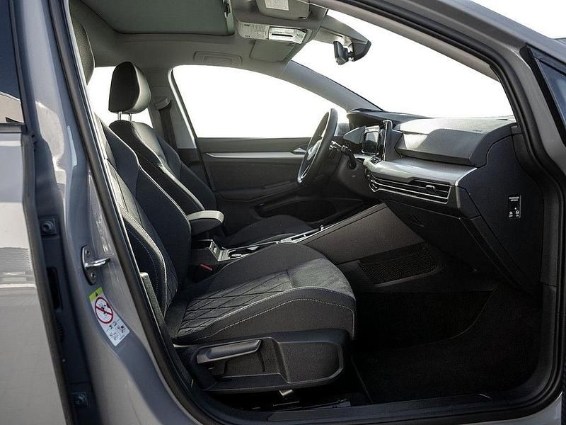 Gebraucht VW Golf VIII Life 116 PS (85 kW) 2022 Mondstein grau Limousine