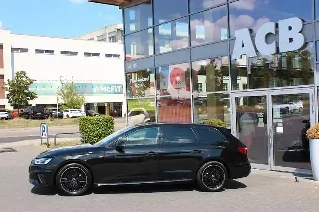 Gebraucht Audi A4 S-Line 163 PS (119 kW) 2023 Mythosschwarzmet. (metallic) Kombi