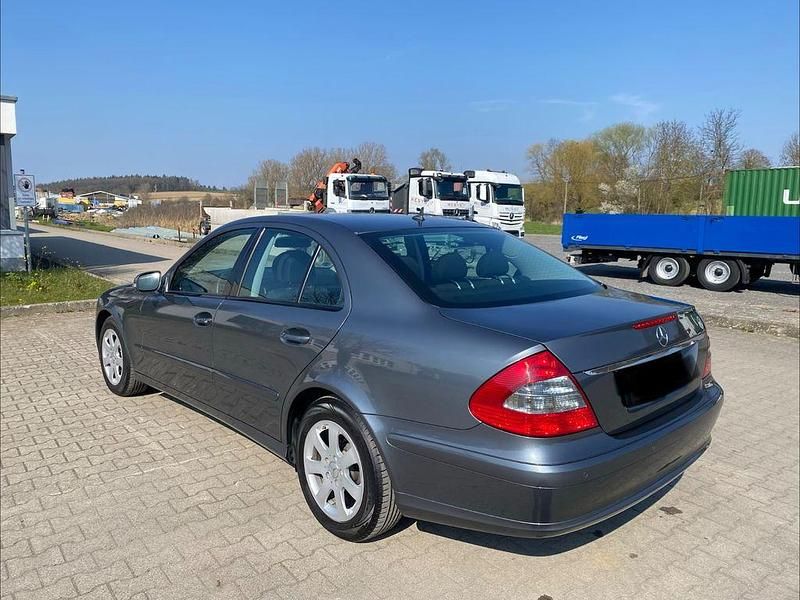 Gebraucht Mercedes E200 184 PS (135 kW) 2007 Blau Limousine