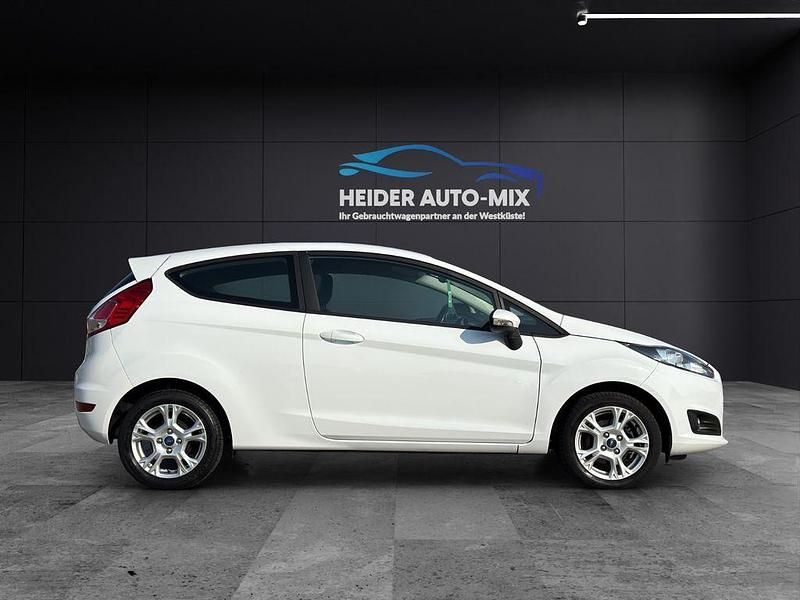 Gebraucht Ford Fiesta Trend 101 PS (74 kW) 2015 Weiß Kleinwagen