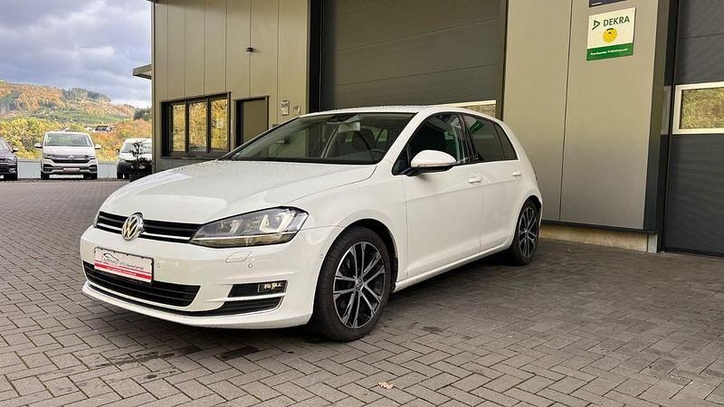 Weiß Gebraucht 2016 VW Golf VII Allstar Limousine | 12.000 € (Fairer Preis) - Bild 1/4