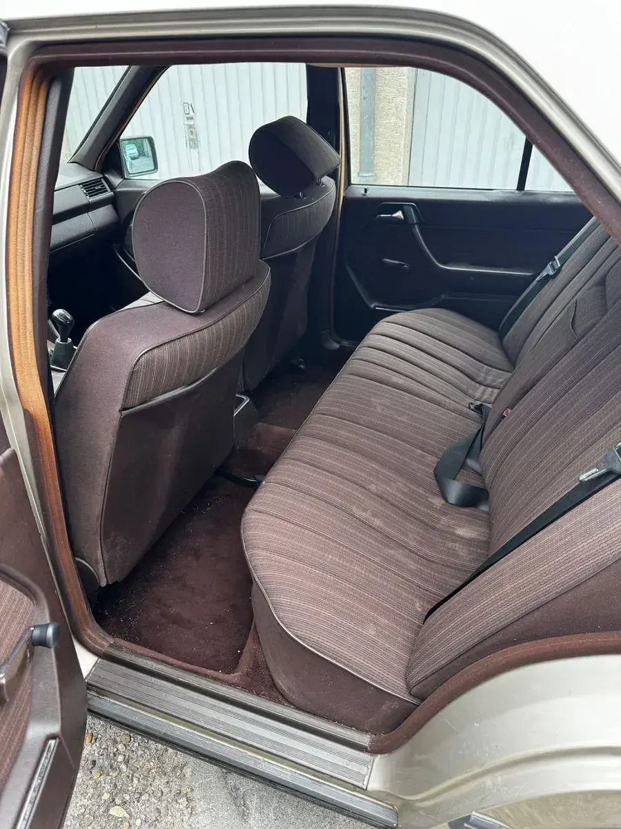 Gebraucht Mercedes E230 132 PS (97 kW) 1988 Grau Limousine