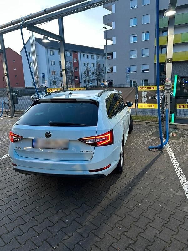 Gebraucht Skoda Superb 150 PS (110 kW) 2016 Weiß Kombi