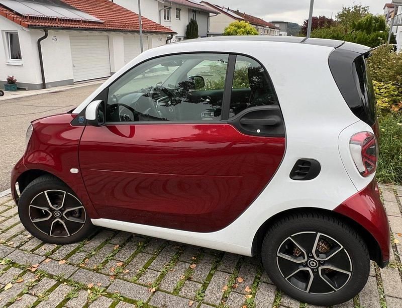 Rot Gebraucht 2021 Smart ForTwo Electric Drive Kleinwagen | 14.500 € (Teuer) - Bild 1/4
