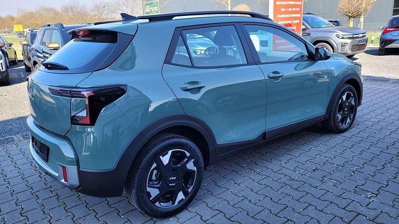 Neu Kia Stonic 101 PS (74 kW) 2026 Grün SUV
