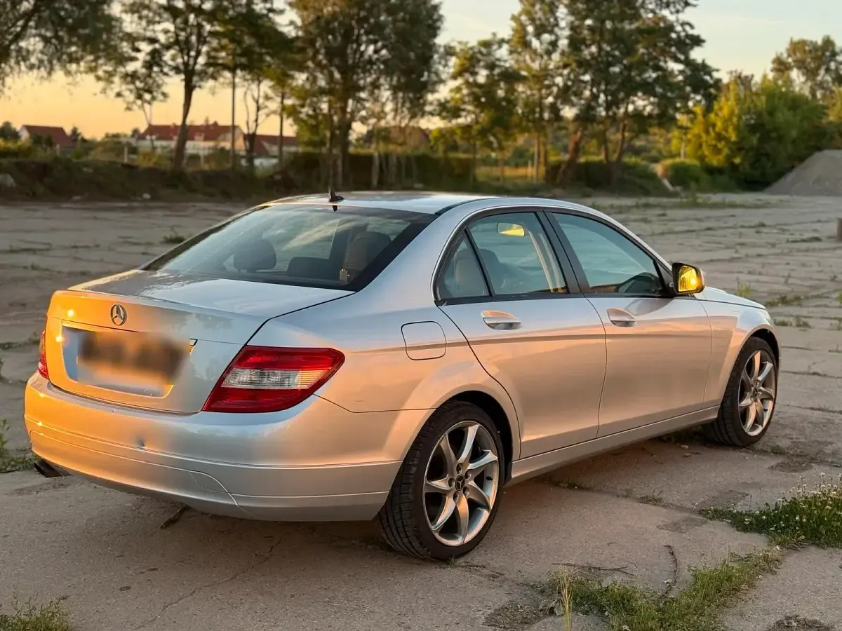 Second-hand Mercedes C200 184 CP (135 kW) 2008 Argintiu Berlinǎ