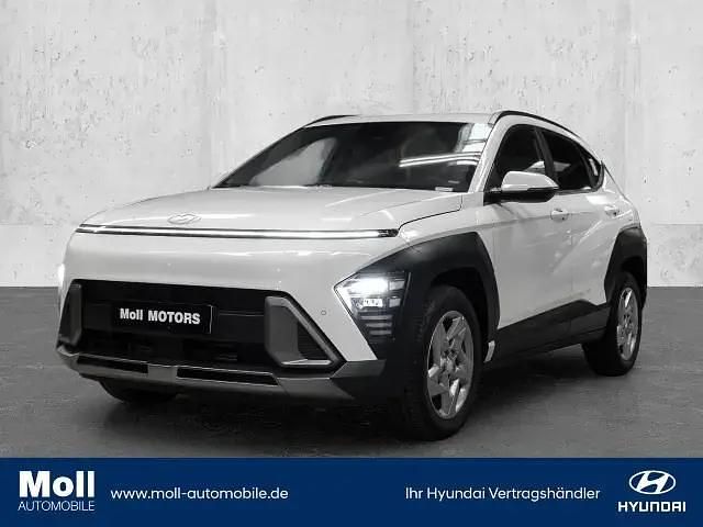 Atlas white / sol Gebraucht 2023 Hyundai Kona Trend SUV | 23.390 € (Guter Preis) - Bild 1/4