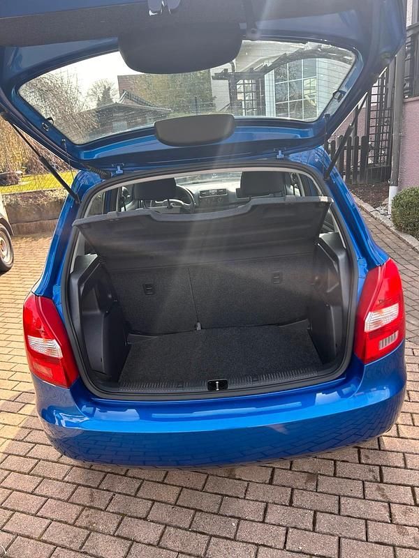 Gebraucht Skoda Fabia 60 PS (44 kW) 2014 Blau Limousine