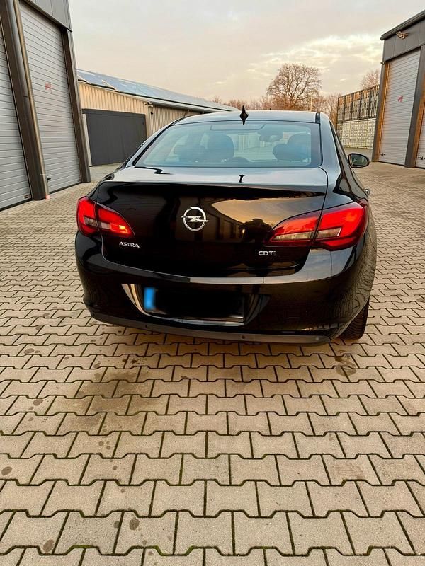 Gebraucht Opel Astra 110 PS (80 kW) 2013 Schwarz Limousine