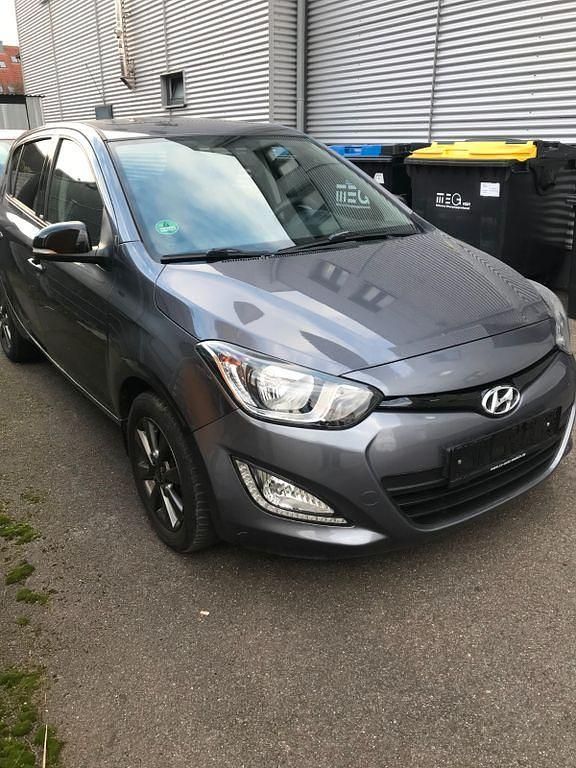 Grau Gebraucht 2014 Hyundai i20 Limousine | 7.390 € (Superpreis) - Bild 1/4
