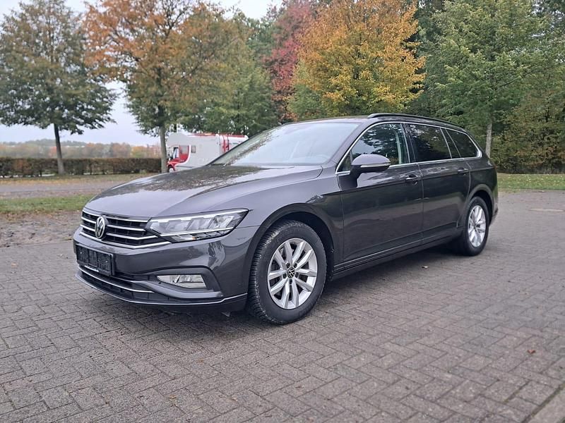 Braun Gebraucht 2021 VW Passat Kombi | 18.950 € (Fairer Preis) - Bild 1/4