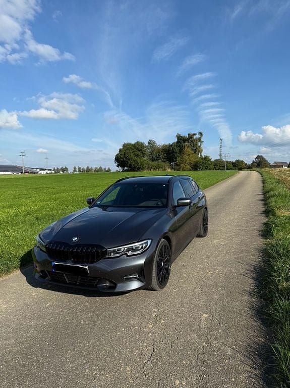 Grau Gebraucht 2020 BMW 330 Shadowline Kombi | 27.300 € (Fairer Preis) - Bild 1/4