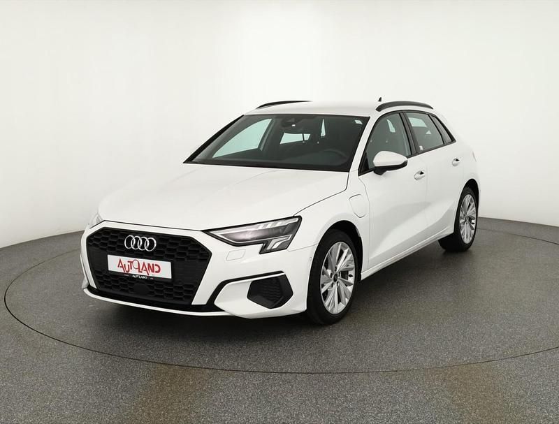 Weiß Gebraucht 2022 Audi A3 Sportback e-tron Kleinwagen | 24.890 € (Fairer Preis) - Bild 1/4