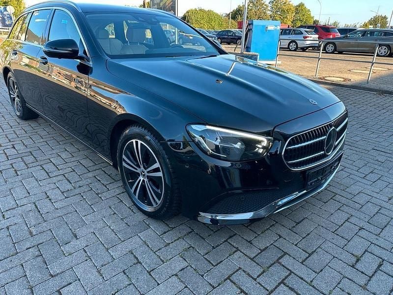 Schwarz Gebraucht 2021 Mercedes E220 Avantgarde Kombi | 28.999 € (Fairer Preis) - Bild 1/4
