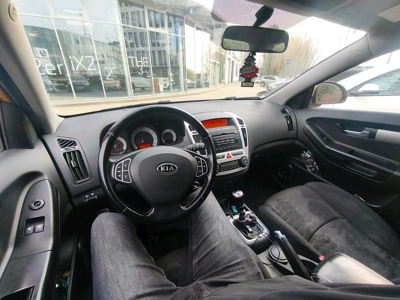 Używany Kia Ceed 126 KM (92 kW) 2009 Złoty Hatchback
