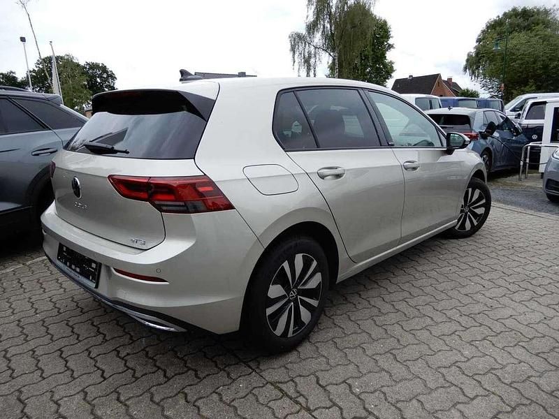 Gebraucht VW Golf VIII Move 110 PS (80 kW) 2023 Ivory silver Limousine