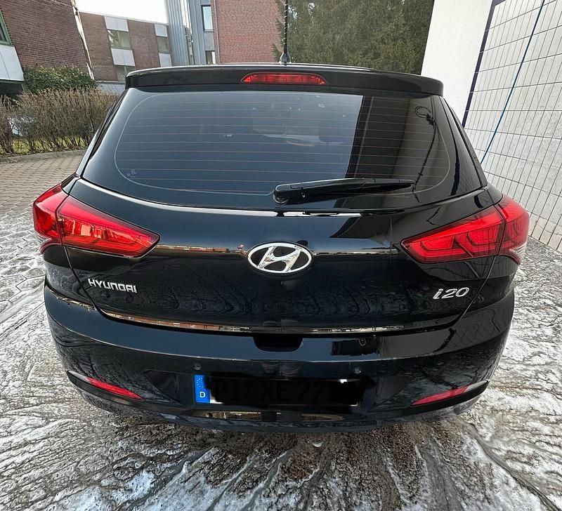 Gebraucht Hyundai i20 90 PS (66 kW) 2017 Schwarz Kleinwagen