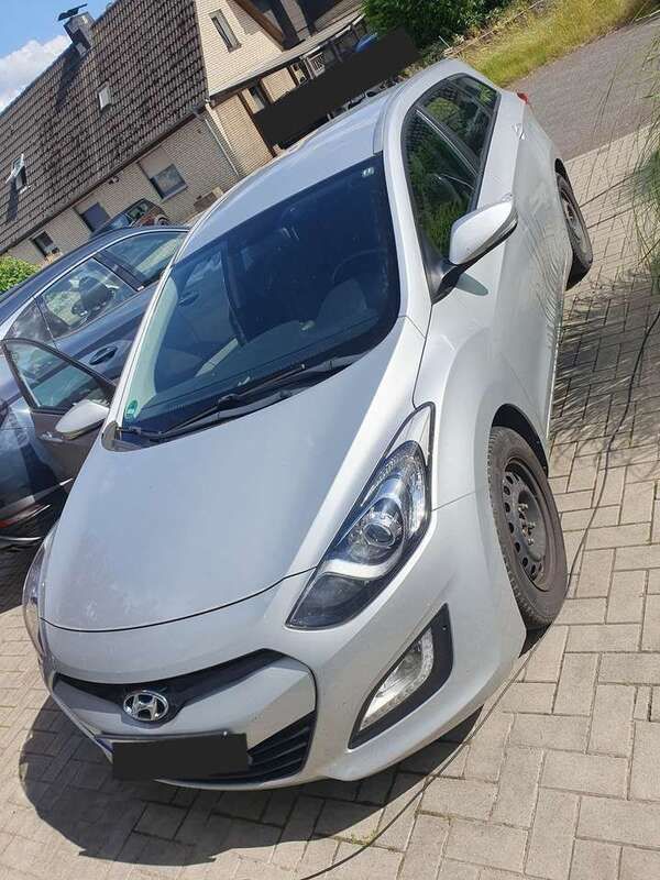 Grau Gebraucht 2014 Hyundai i30 Trend Kombi | 6.500 € (Fairer Preis) - Bild 1/4