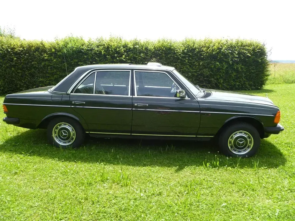 Używany Mercedes E230 136 KM (100 kW) 1983 Zielony Sedan/Limuzyna
