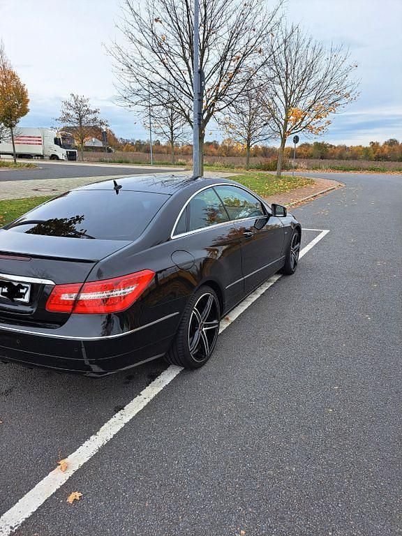 Gebraucht Mercedes E200 184 PS (135 kW) 2010 Schwarz Coupé