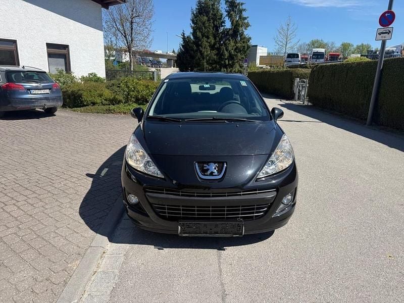 Gebraucht Peugeot 207 Tendance 95 PS (69 kW) 2012 Schwarz Limousine