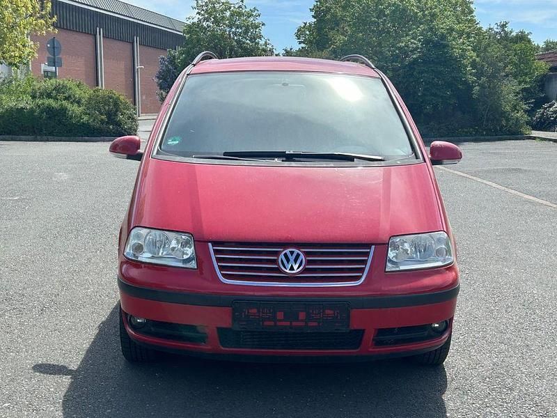 Second-hand VW Sharan Basis 116 CP (85 kW) 2004 Roșu Monovolum