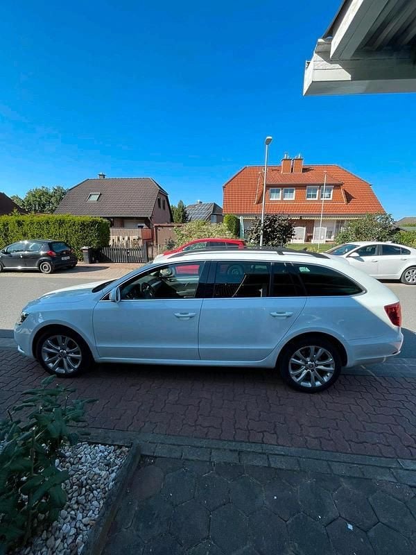 Weiß Gebraucht 2015 Skoda Superb Kombi | 12.000 € (Superpreis) - Bild 1/4