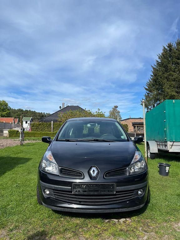 Second-hand Renault Clio II Expression 75 CP (55 kW) 2005 Negru Berlinǎ