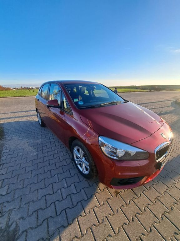Rot Gebraucht 2015 BMW 218 Active Tourer Van / Kleinbus | 8.900 € (Superpreis) - Bild 1/4