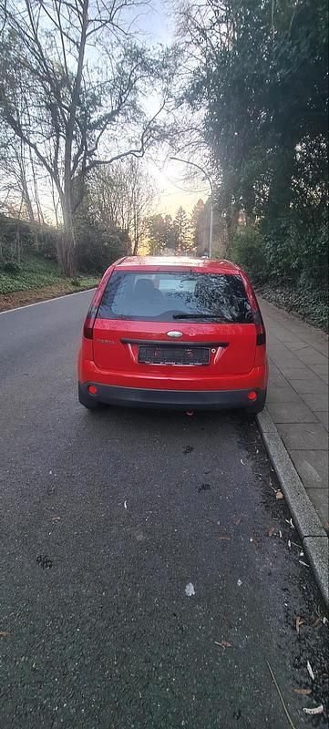 Gebraucht Ford Fiesta 101 PS (74 kW) 2004 Rot Kleinwagen