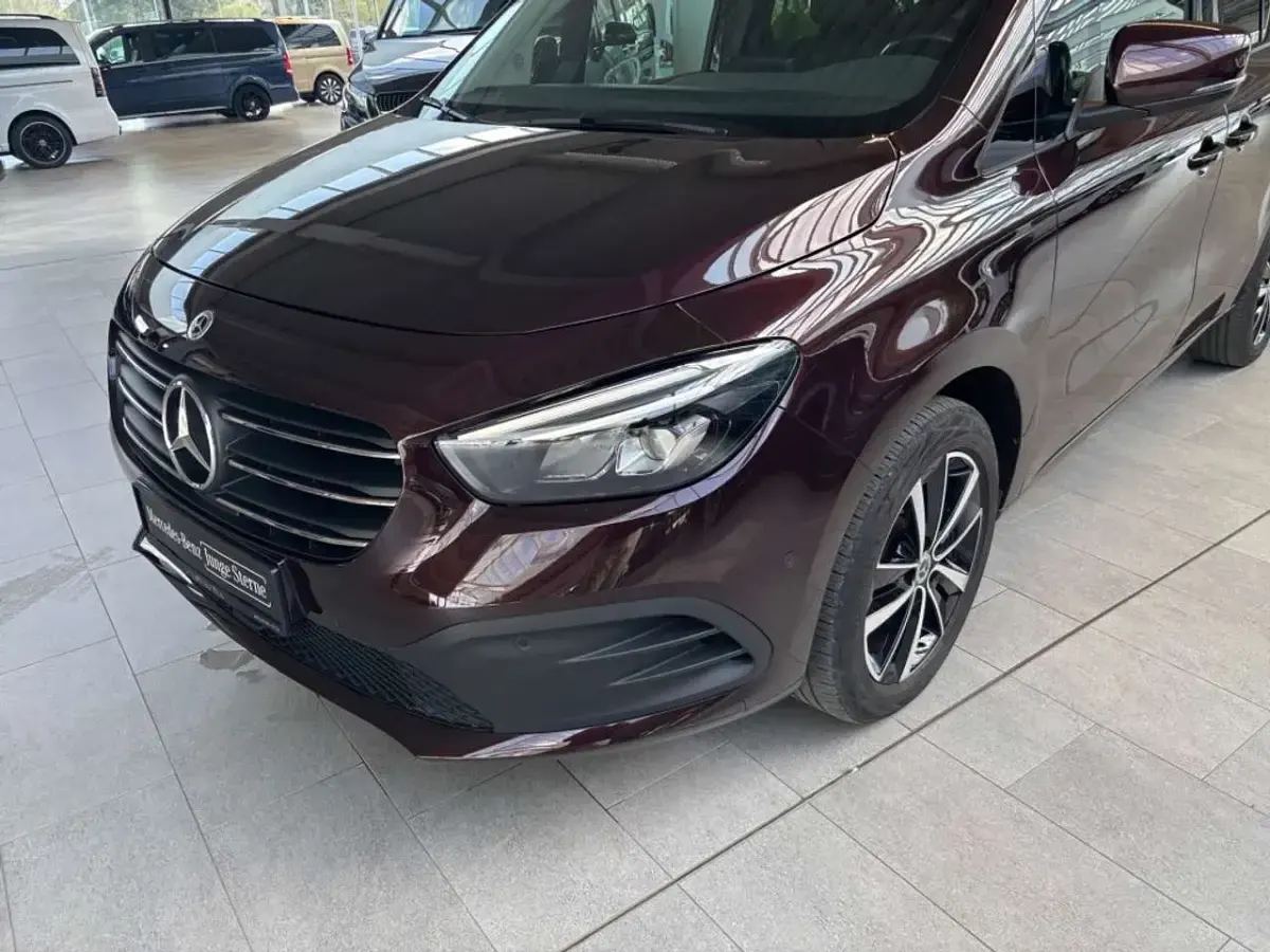 Gebraucht Mercedes T180 Progressive 116 PS (85 kW) 2024 Rubellitrot metallic Van / Kleinbus