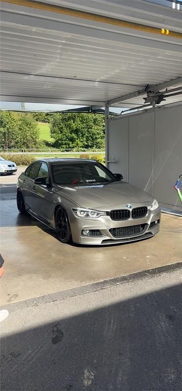 Gebraucht BMW 330 252 PS (185 kW) 2017 Gold Limousine