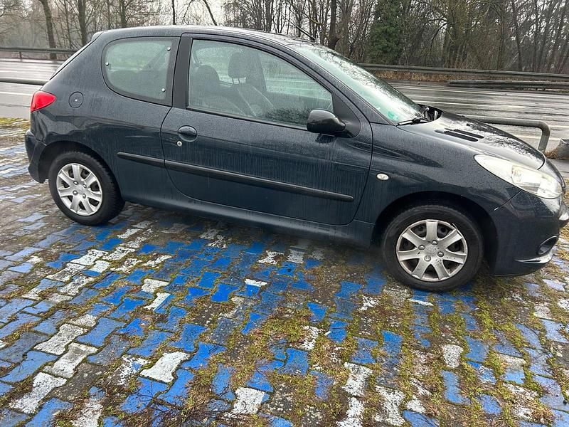 Gebraucht Peugeot 206+ 68 PS (50 kW) 2010 Schwarz Kleinwagen